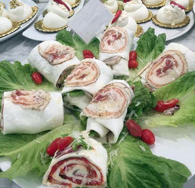 rotoli di mozzarella di bufala farciti con proscitto crudo